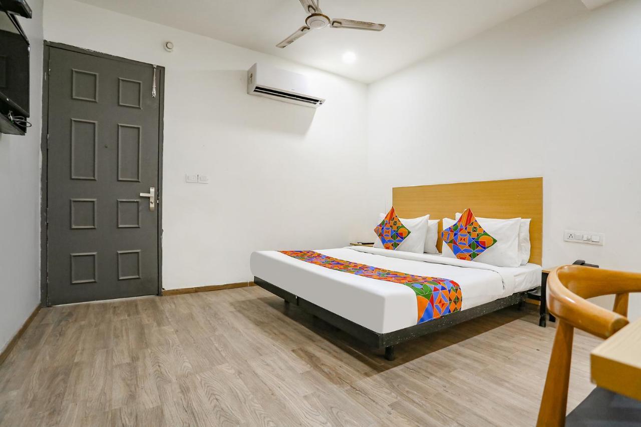 Fabhotel Vat - Meera Bagh Delhi Zewnętrze zdjęcie
